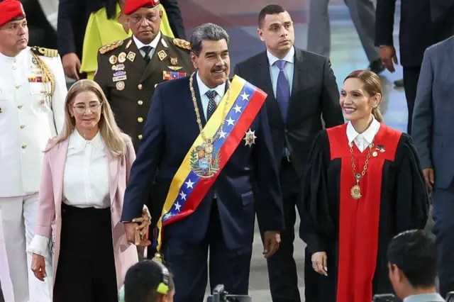  Maduro junto à presidente do Tribunal Supremo de Justiça, Caryslia Rodríguez, e sua esposa, Cilia Flores.