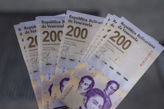 Notas de bolívares de 200. 